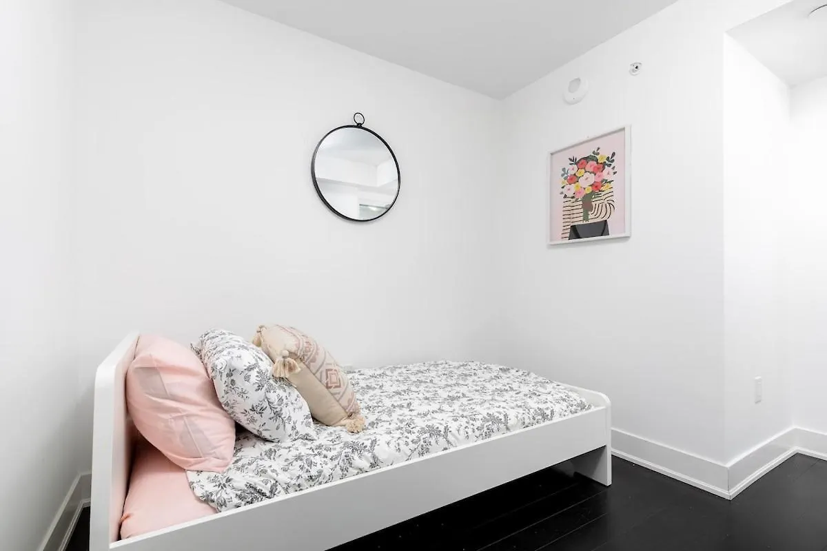 Holiday home Sleek 2Br W 2Ba Walk To Uoft Sleeps 5 - 3 Beds Villa Toronto