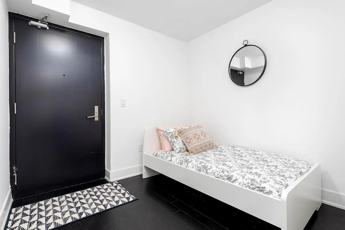 Sleek 2Br W 2Ba Walk To Uoft Sleeps 5 - 3 Beds Villa Toronto